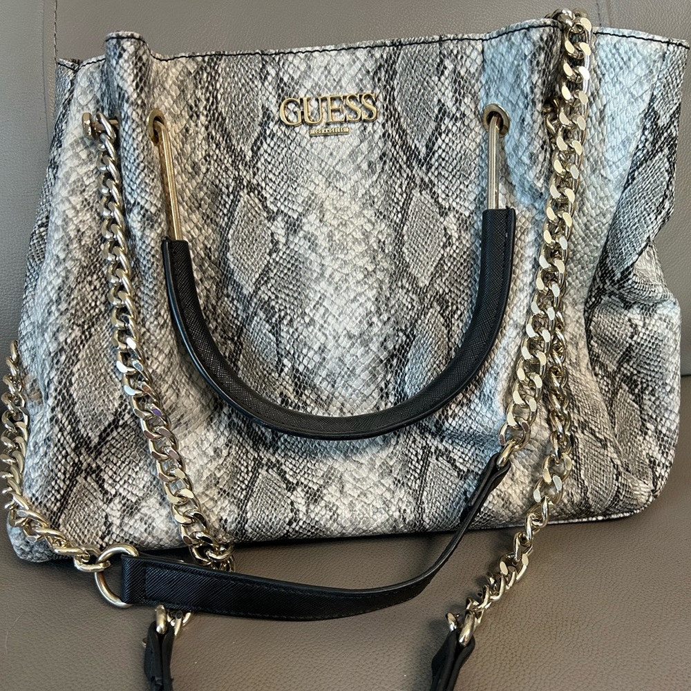 Guess purse! Medium sized purse, can use handles or cross body strap.